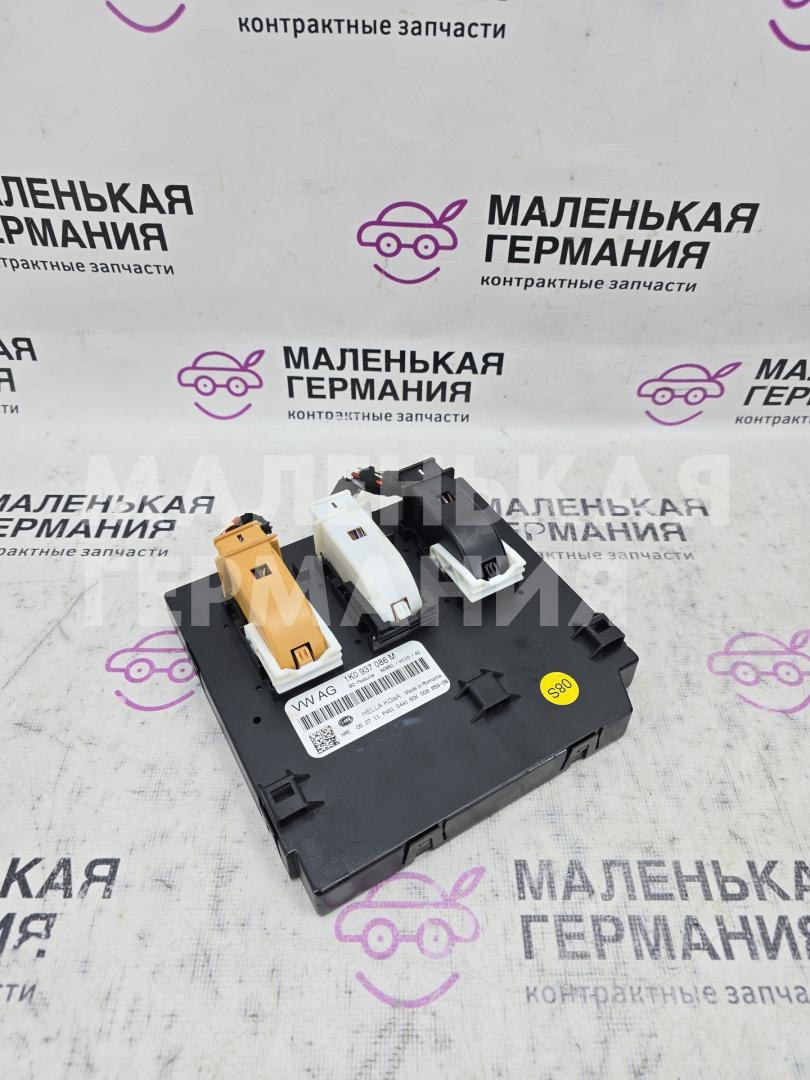 блок комфорта Volkswagen Golf GTI 6 поколение 2011, 2.0 л., CCZB, бензин, робот, b4/b9a белый, хетчбэк 5 дв., передний привод, правый руль, 1K0937086M - фото №1