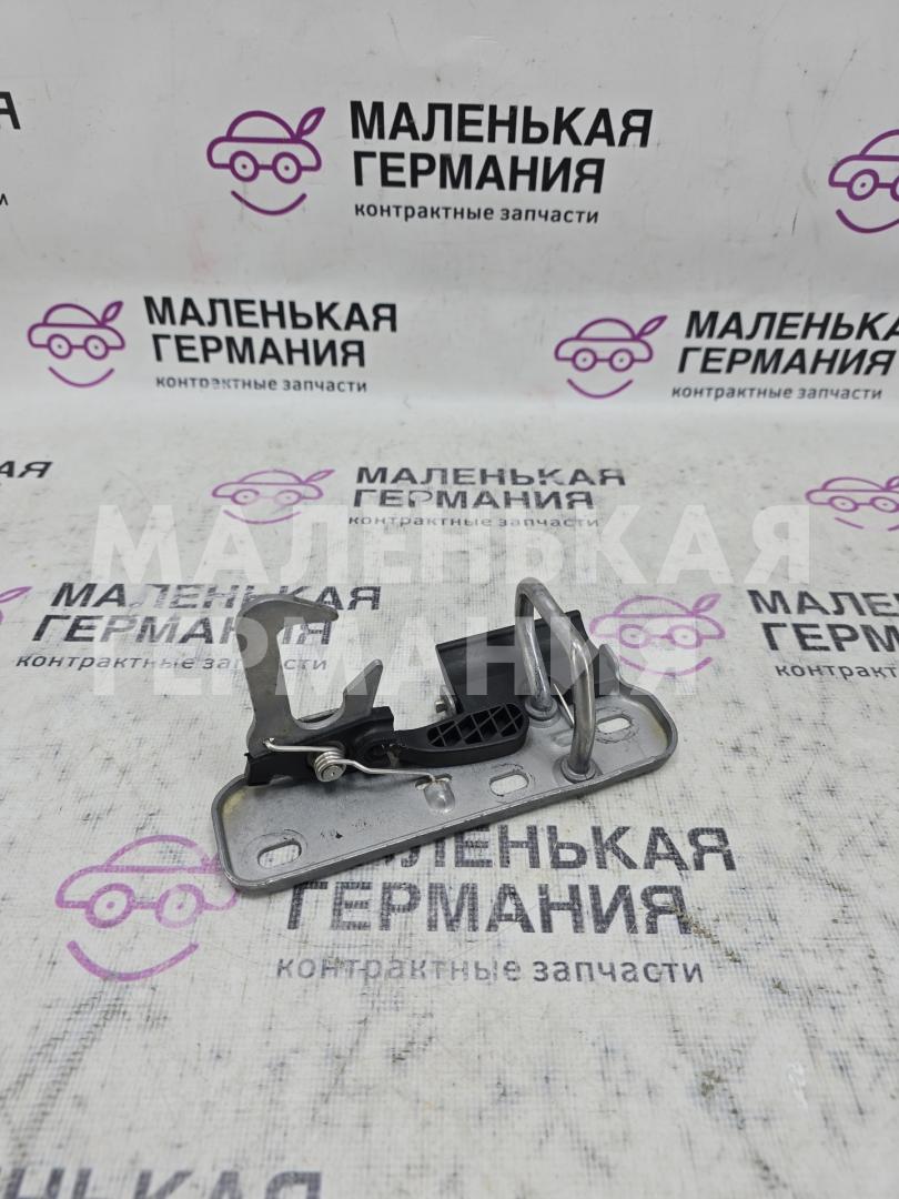 захватный крюк капота Volkswagen Golf GTI 6 поколение 2011, 2.0 л., CCZB, бензин, робот, b4/b9a белый, хетчбэк 5 дв., передний привод, правый руль, 1Q0823480 - фото №1