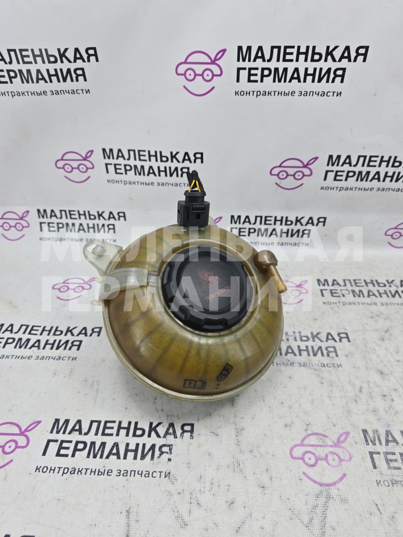 бачок расширительный Volkswagen Passat B8 2015, 1.8 л., CJSA, бензин, робот, 2t/c9x чёрный перламутр, седан, правый руль, 5QD121407B, 2QD121321, 1K0973202 - фото №1