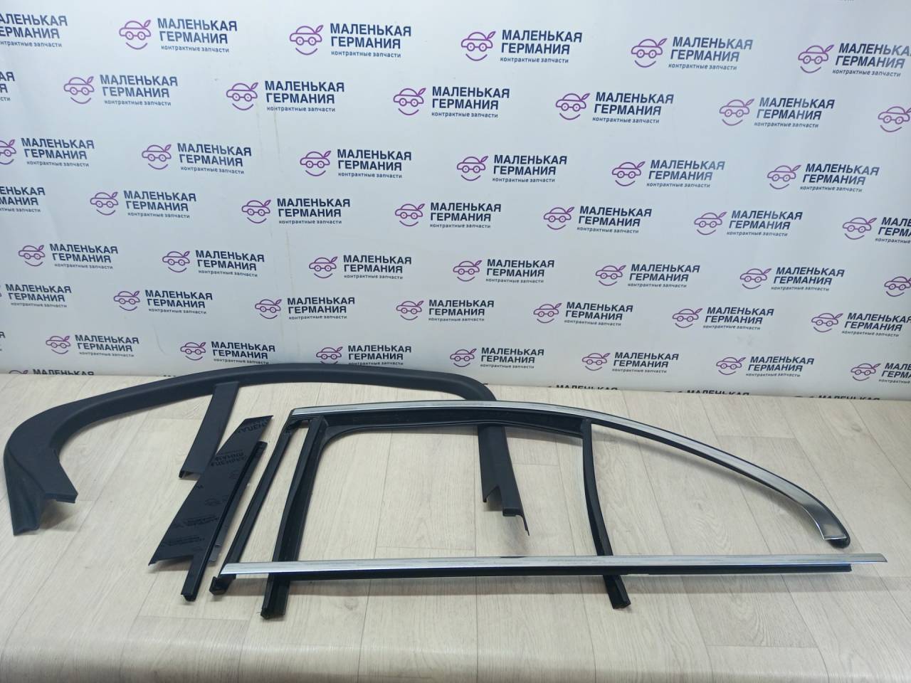 Комплект молдингов Mercedes-Benz C-Класс W205/S205/C205 2014, 2.0 л., M 274.920, бензин, АКПП, белый, седан, задний привод, правый руль, A2057370171, A2057350125, A2057350365, A2056900987 - фото №1