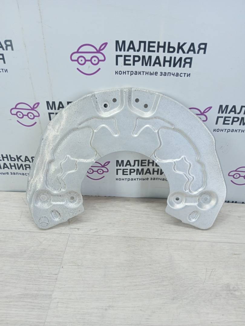 защитный кожух тормозного механизма Mercedes-Benz C-Класс W205/S205/C205 2014, 2.0 л., M 274.920, бензин, АКПП, белый, седан, задний привод, правый руль, A0004213520 - фото №1