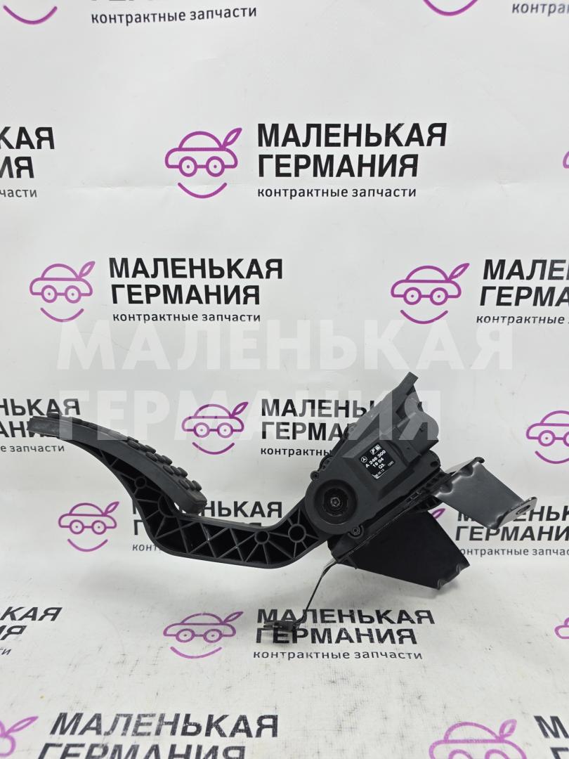 педаль Mercedes-Benz A-Класс W176 2013, 2.0 л., M 270.920, бензин, робот, серый, хетчбэк 5 дв., передний привод, правый руль, A2463001904 - фото №1