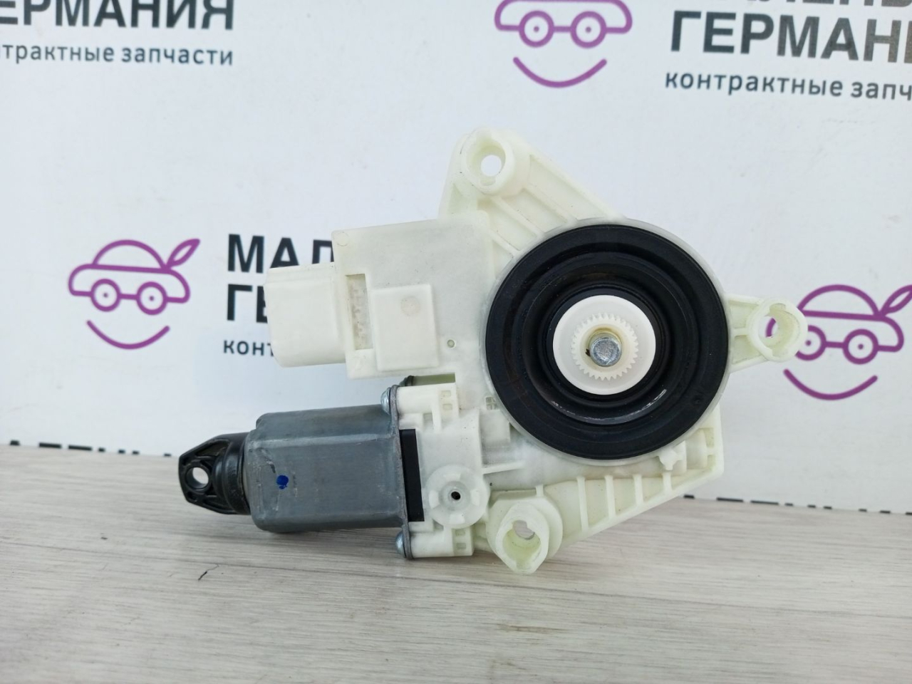 моторчик стеклоподъемника задний левый BMW 5 серия G30/G31 G30 2017, 3.0 л., B58 B30 A, бензин, АКПП, темно-синий, седан, полный привод, 51357455083, 7455083 - фото №1