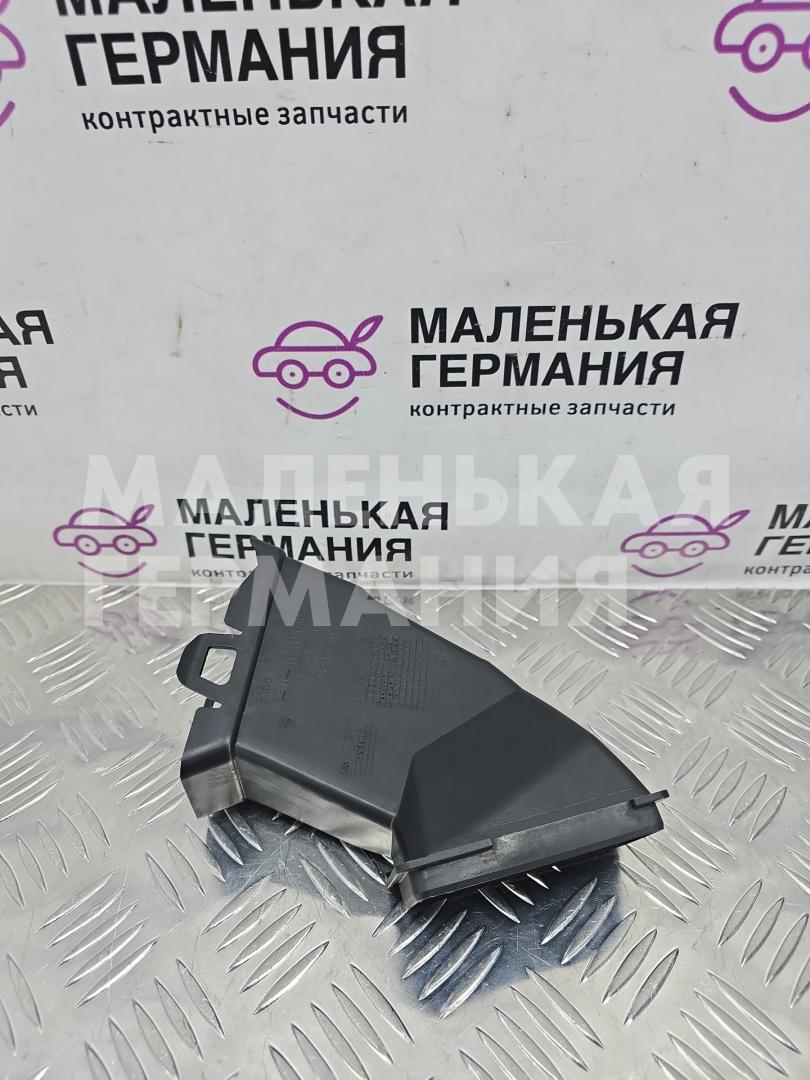 водосток планки обтекателя (жабо) прав. низ. BMW 5 серия G30/G31 G30 2017, 2.0 л., B47 D20 A, дизель, АКПП, black sapphire metallic (475), седан, задний привод, правый руль, 61667357248, 7357248 - фото №1