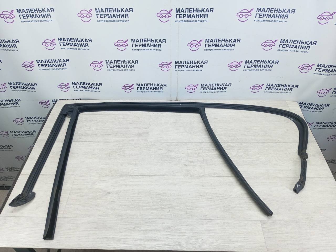 Уплотнитель стекла BMW 5 серия G30/G31 G30 2017, 3.0 л., B58 B30 A, бензин, АКПП, темно-синий, седан, полный привод, 51357381281, 7381281 - фото №1