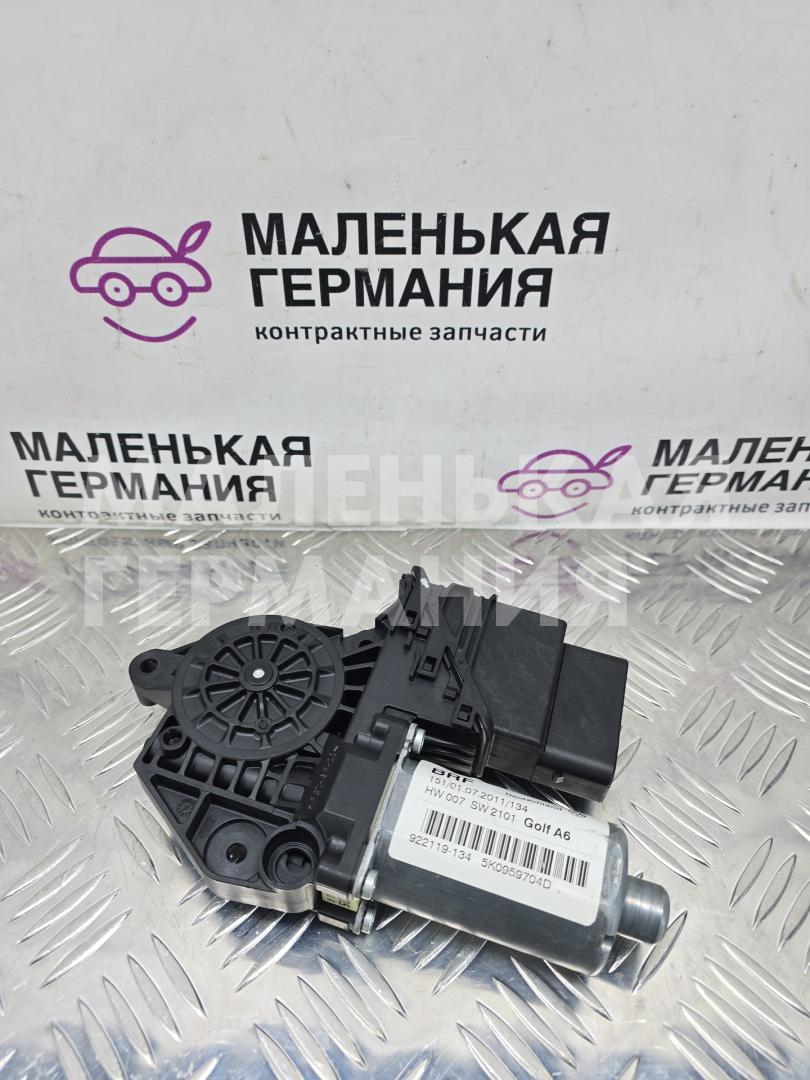 моторчик стеклоподъемника задний правый Volkswagen Golf GTI 6 поколение 2011, 2.0 л., CCZB, бензин, робот, b4/b9a белый, хетчбэк 5 дв., передний привод, правый руль, 5K0959704D, 5K0959795 - фото №1