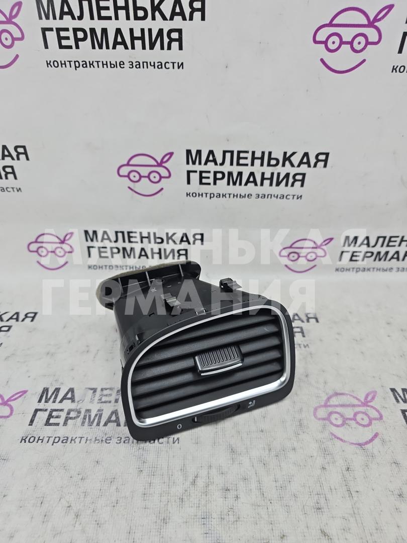 дефлектор обдува салона Volkswagen Golf GTI 6 поколение 2011, 2.0 л., CCZB, бензин, робот, b4/b9a белый, хетчбэк 5 дв., передний привод, правый руль, 5K0819703K, 5K0819709D - фото №1
