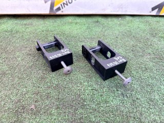 кронштейн радиатора Volkswagen Crafter 2 поколение (2016 - 2026), 2N0121079G, 4M0121095