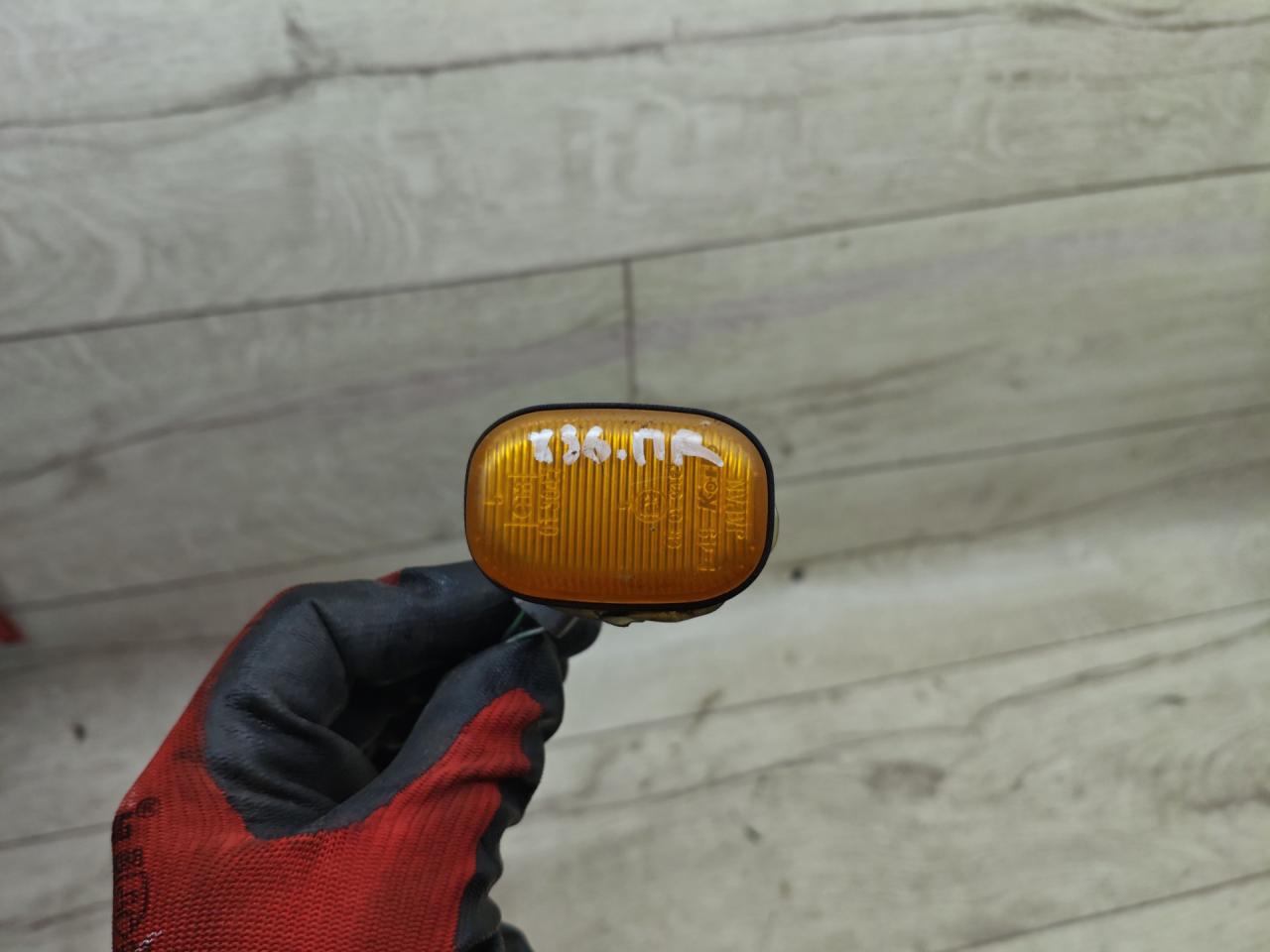 повторитель поворота на крыле правый Toyota Picnic 1 поколение XM10 (1996 - 2001), 2.2 л., 3C-TE, дизель, МКПП, минивэн - фото №1