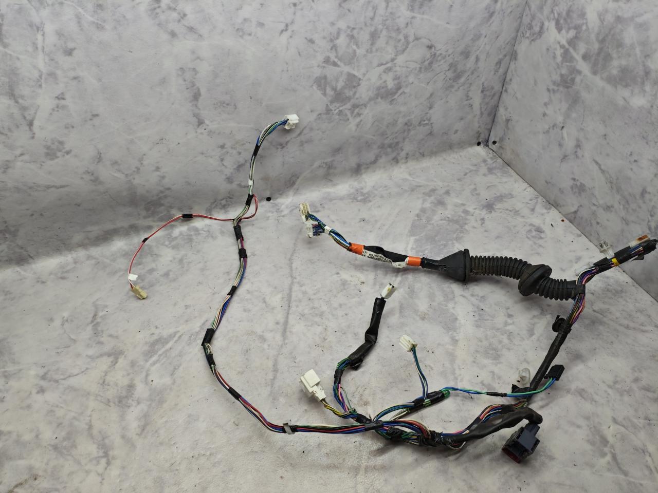 дверная проводка Toyota Avensis 2 поколение (T250) 2006, 1.8 л., бензин, МКПП, седан, 82152-05450 - фото №1