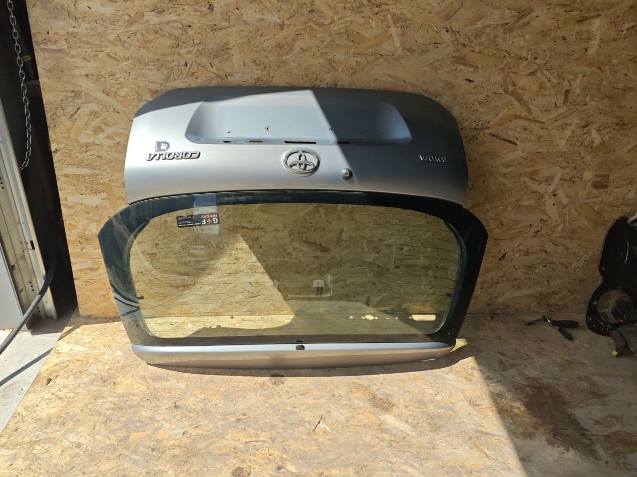 крышка багажника (дверь 3-5) Toyota Corolla 9 поколение (E120/E130) 2002, 1.4 л., 4ZZ-FE, бензин, МКПП, хетчбэк 5 дв. - фото №1