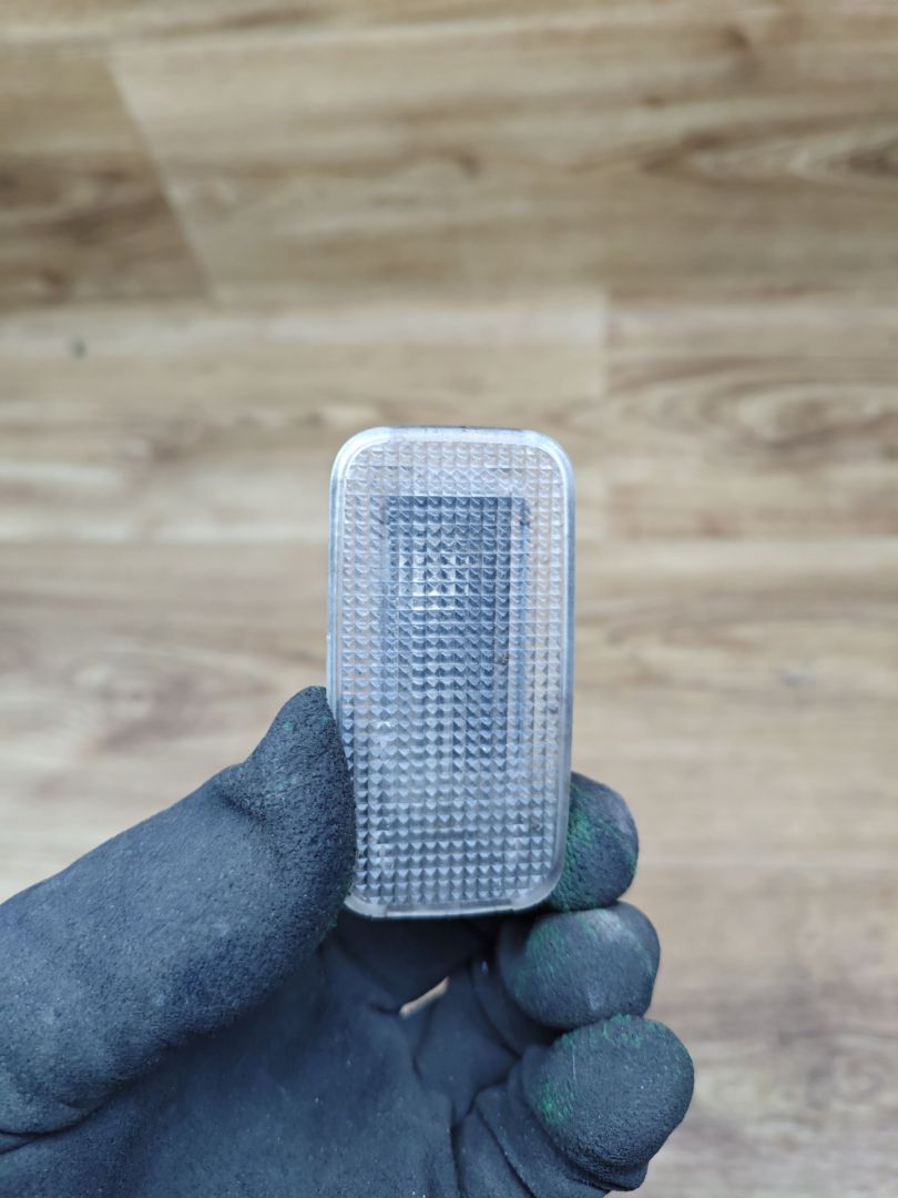 подсветка двери передней левой Toyota Avensis 3 поколение (T270) 2010, 2.0 л., 1AD-FTV, дизель, МКПП, седан, 81330-05050 - фото №1