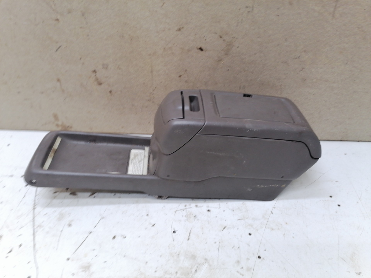 подлокотник Lexus RX 1 поколение 2000, 3.0 л., 1MZ-FE, бензин, АКПП, внедорожник 5 дв., полный привод, 58834-48010 - фото №1