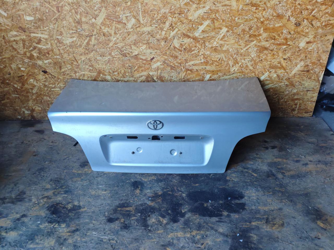крышка багажника (дверь 3-5) Toyota Avensis 1 поколение (T220) 2000, 2.0 л., 2C-TE, дизель, МКПП, седан - фото №1