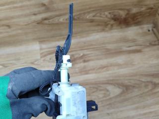 активатор замка крышки топливного бака Toyota Avensis 3 поколение (T270) 2010, 2.0 л., 1AD-FTV, дизель, МКПП, седан, 77030-05020