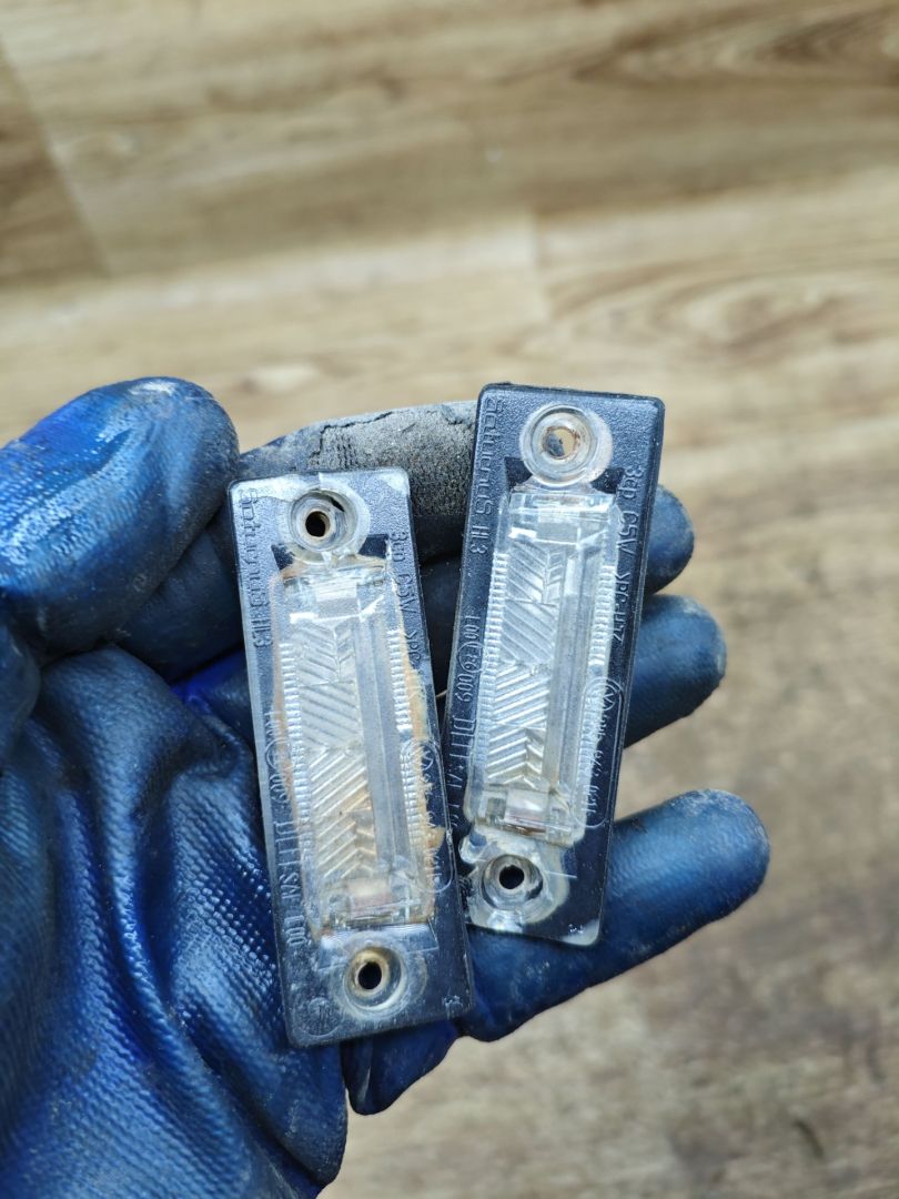 подсветка номера Volkswagen Transporter T5 2004, 1.9 л., AXC, дизель, МКПП, микроавтобус, 3B5943021E - фото №1