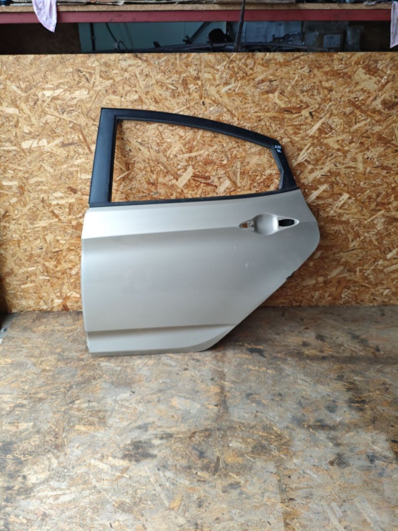 дверь задняя левая Hyundai Solaris 1 поколение 2013, 1.6 л., G4FC, бензин, АКПП, седан - фото №1