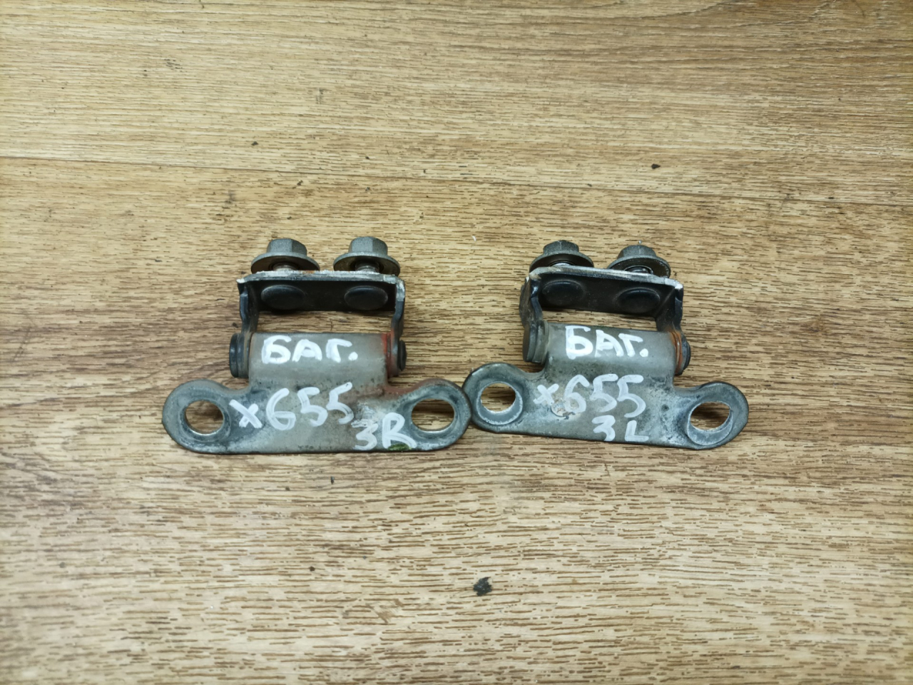 петля крышки багажника Lexus RX 1 поколение 2000, 3.0 л., 1MZ-FE, бензин, АКПП, внедорожник 5 дв., полный привод - фото №1