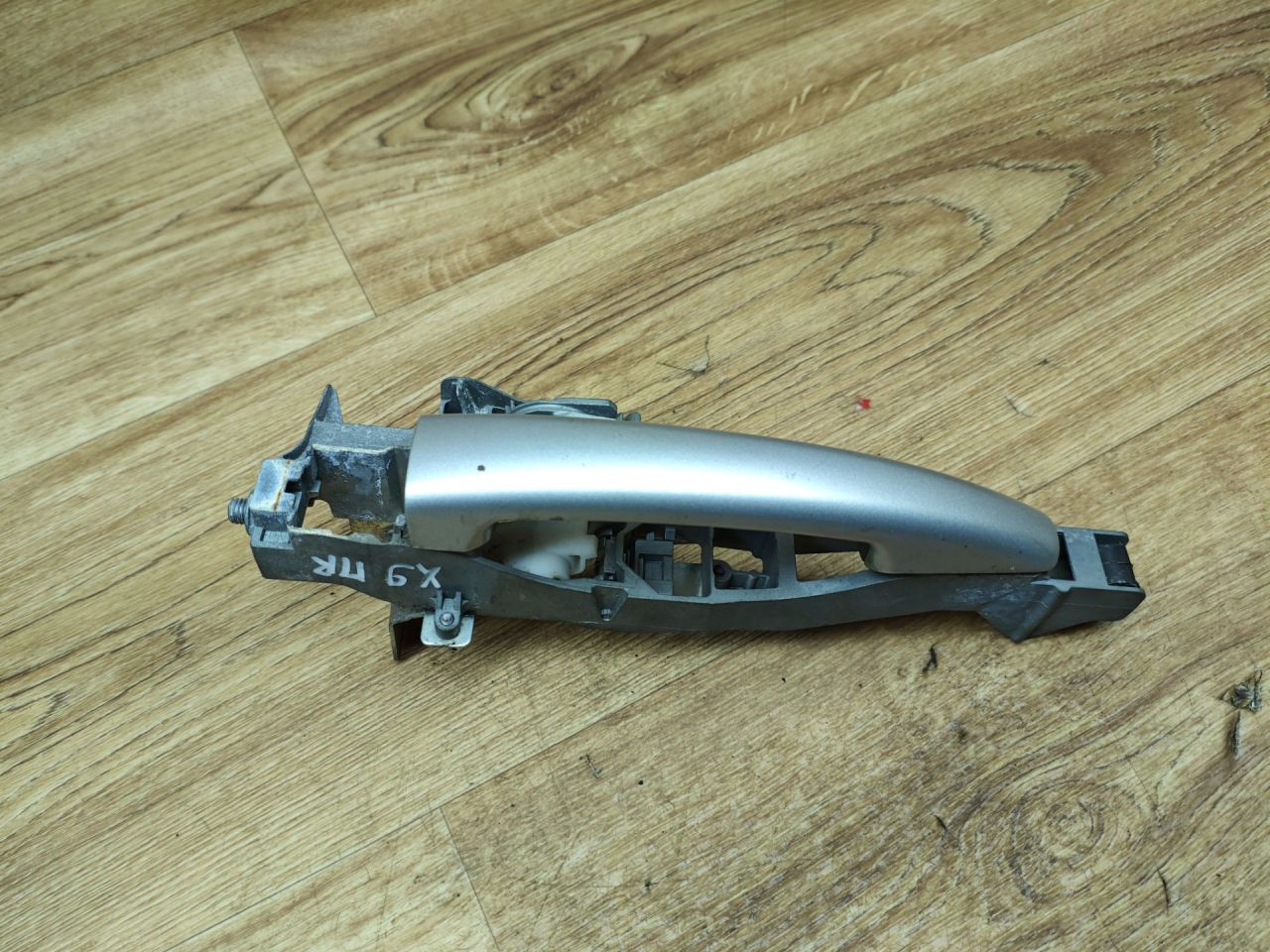 ручка наружная Peugeot 3008 1 поколение 2010, 1.6 л., 9HR (DV6C), дизель, робот, внедорожник 5 дв. - фото №1