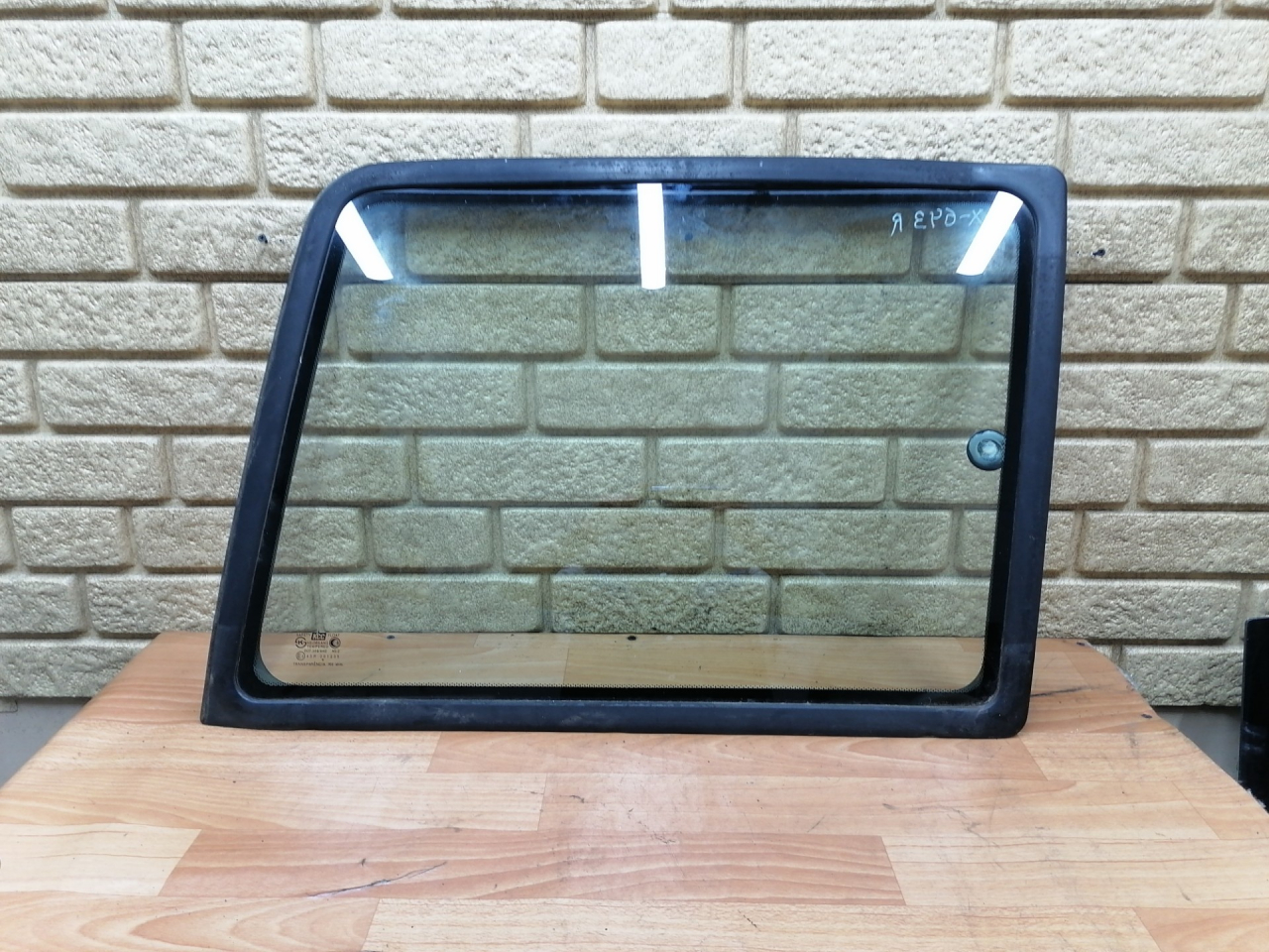 стекло кузовное боковое правое Hyundai Galloper 2 поколение 1999, 2.5 л., D4BH, дизель, МКПП, внедорожник 5 дв. - фото №1