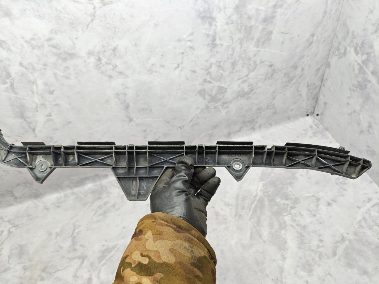 Крепление бампера заднего Toyota Avensis 2 поколение (T250) 2006, 1.8 л., бензин, МКПП, седан - фото №1