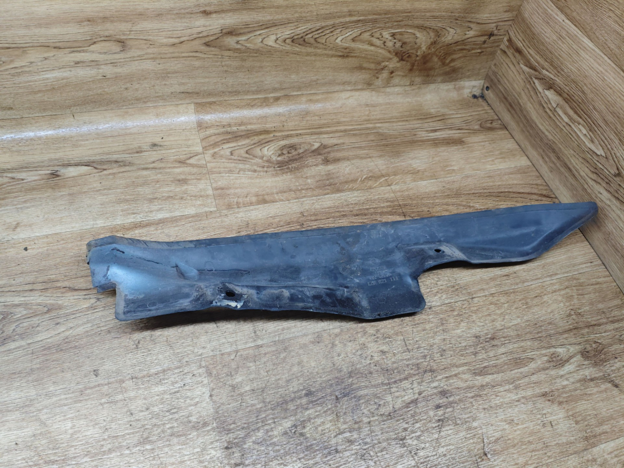 пыльник переднего крыла Skoda Octavia 2 поколение (A5) 2006, 1.6 л., BGU, бензин, МКПП, лифтбэк, 1Z0821111 - фото №1