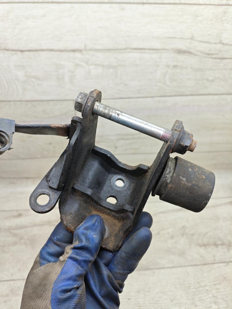 подушка крепления двигателя Toyota Corolla 10 поколение (E140/E150) (2007 - 2010), 1.4 л., 4ZZ-FE, бензин, МКПП, седан - фото №1