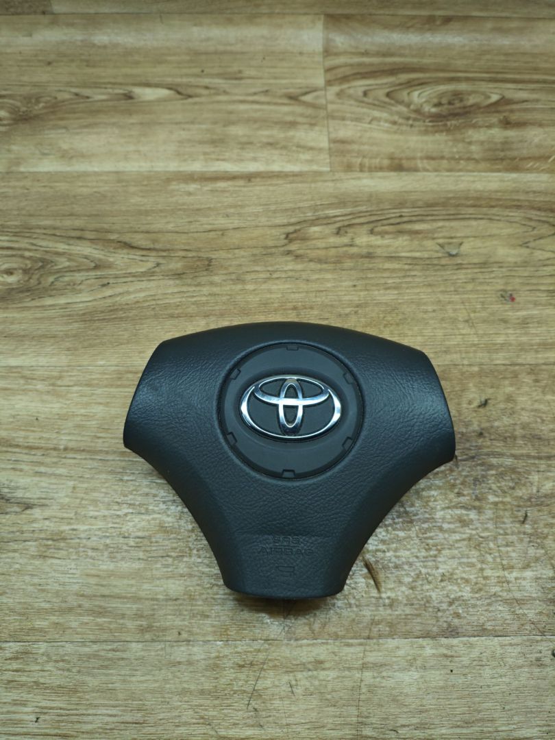 подушка безопасности водителя Toyota Corolla 9 поколение (E120/E130) 2002, 1.4 л., 4ZZ-FE, бензин, МКПП, хетчбэк 5 дв., 45130-02160 - фото №1