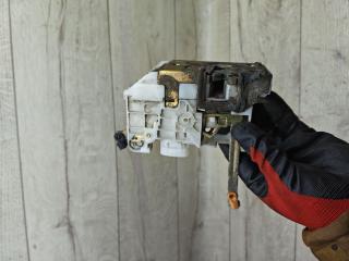 замок двери задней левой Toyota Avensis 1 поколение (T220) (1997 - 2000), 2.0 л., 2C-TE, дизель, МКПП, седан