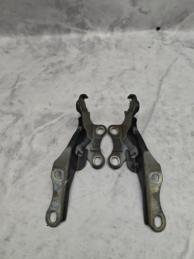 петля капота Toyota Avensis 2 поколение (T250) 2006, 1.8 л., бензин, МКПП, седан - фото №1