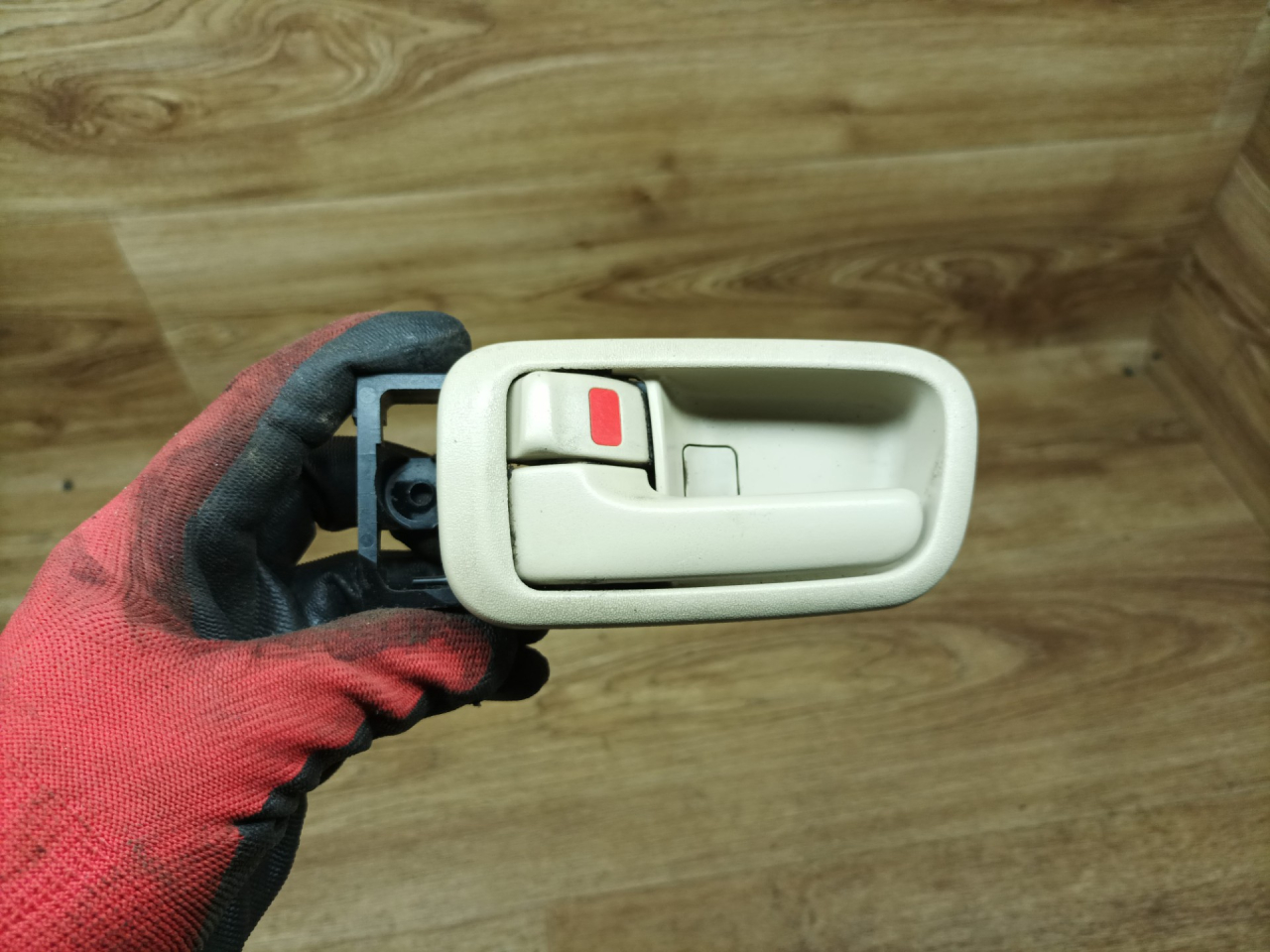 ручка внутренняя задняя левая Lexus RX 1 поколение 2000, 3.0 л., 1MZ-FE, бензин, АКПП, внедорожник 5 дв., полный привод - фото №1