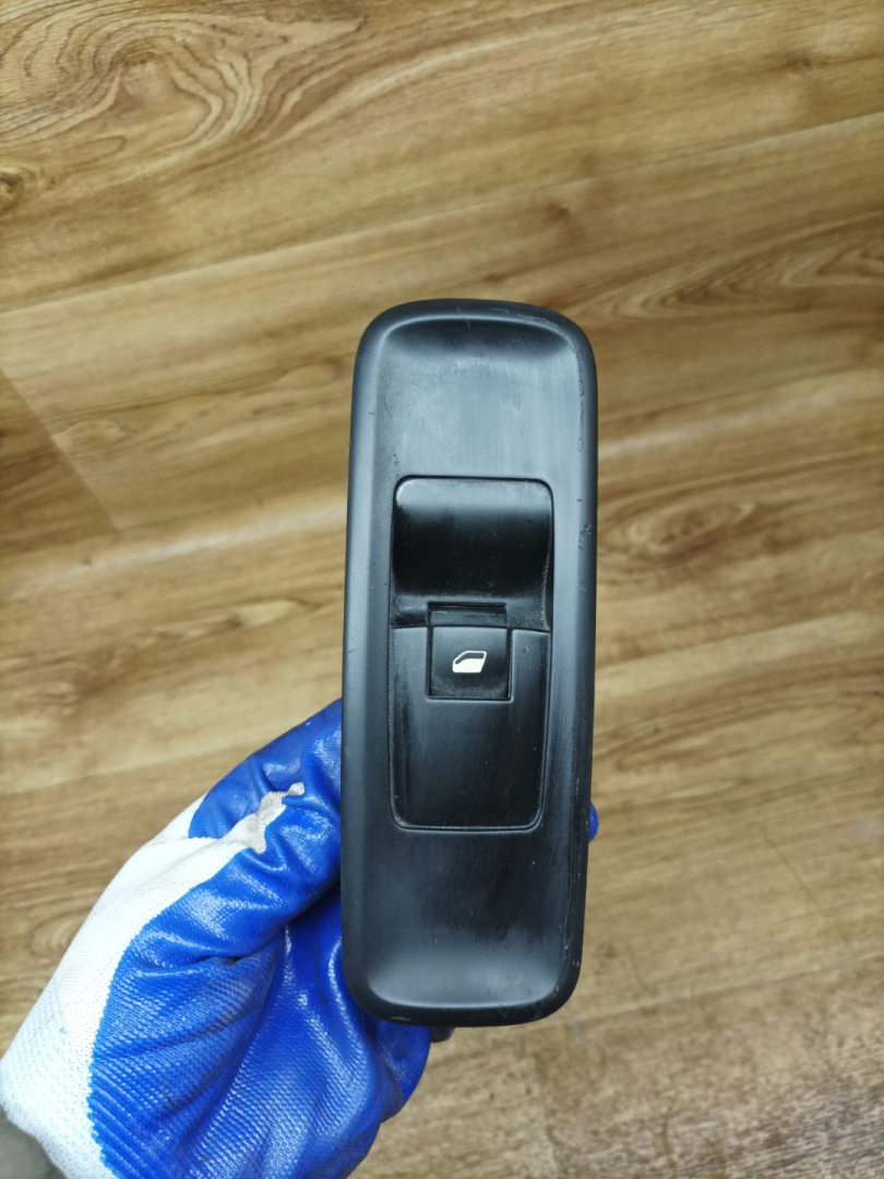 кнопка стеклоподъемника двери Citroen C8 1 поколение 2003, 2.2 л., 3FZ (EW12J4), бензин, 5МКПП, минивэн, 14893750XT - фото №1
