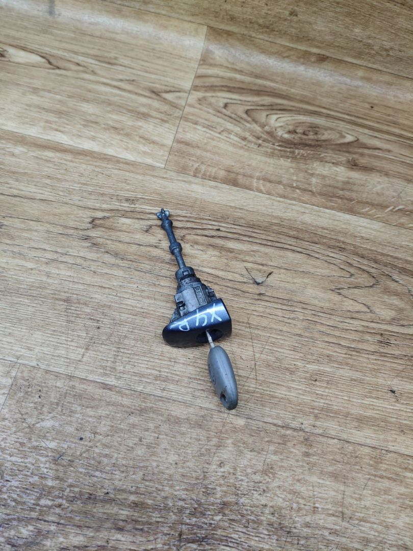 личинка дверного замка Toyota Avensis 3 поколение (T270) 2010, 2.0 л., 1AD-FTV, дизель, МКПП, седан - фото №1