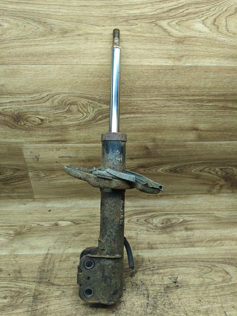 амортизатор передний левый Toyota Picnic 1 поколение 1998, 2.2 л., 3C-TE, дизель, МКПП, минивэн - фото №1