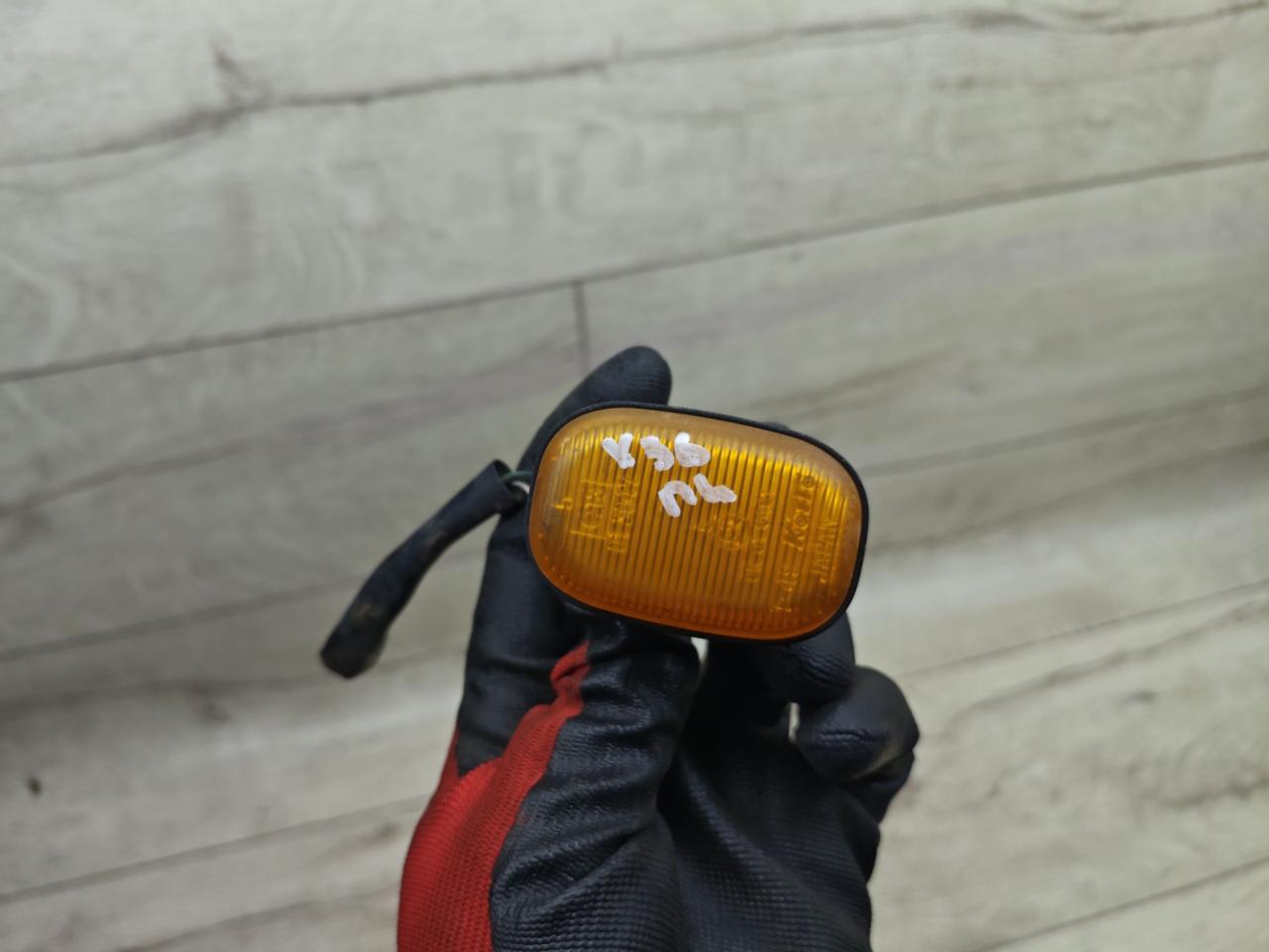 повторитель поворота на крыле левый Toyota Picnic 1 поколение XM10 (1996 - 2001), 2.2 л., 3C-TE, дизель, МКПП, минивэн - фото №1