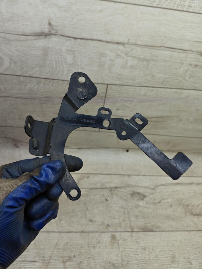 кронштейн (крепление) Peugeot 5008 1 поколение 2013, 1.6 л., дизель, МКПП, минивэн, 9804816580 - фото №1