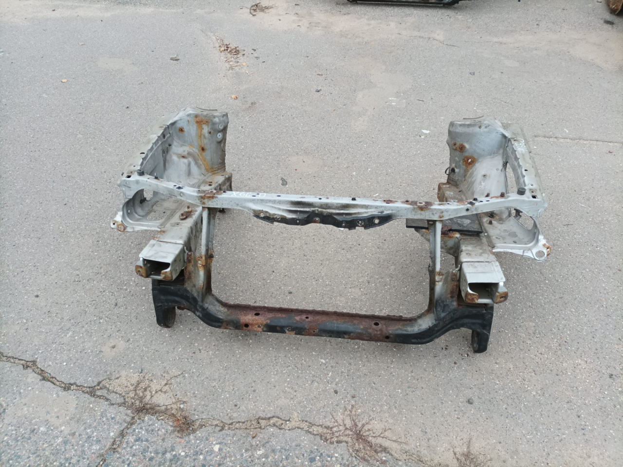 передняя панель крепления облицовки (телевизор) Toyota Avensis 1 поколение (T220) 1999, 1.8 л., 7A-FE, бензин, МКПП, лифтбэк - фото №1