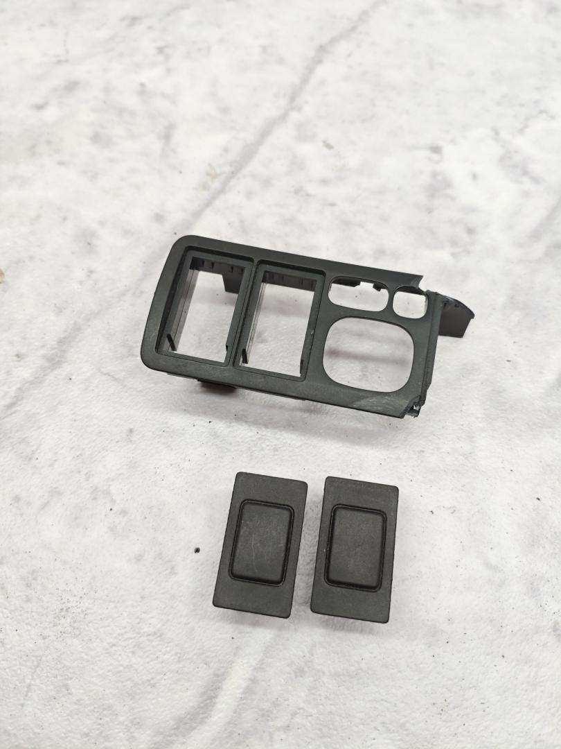 заглушка в торпедо Toyota Avensis 2 поколение (T250) 2006, 1.8 л., бензин, МКПП, седан - фото №1