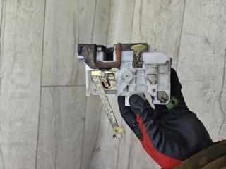 замок двери задней правой Toyota Avensis 1 поколение (T220) (1997 - 2000), 2.0 л., 2C-TE, дизель, МКПП, седан