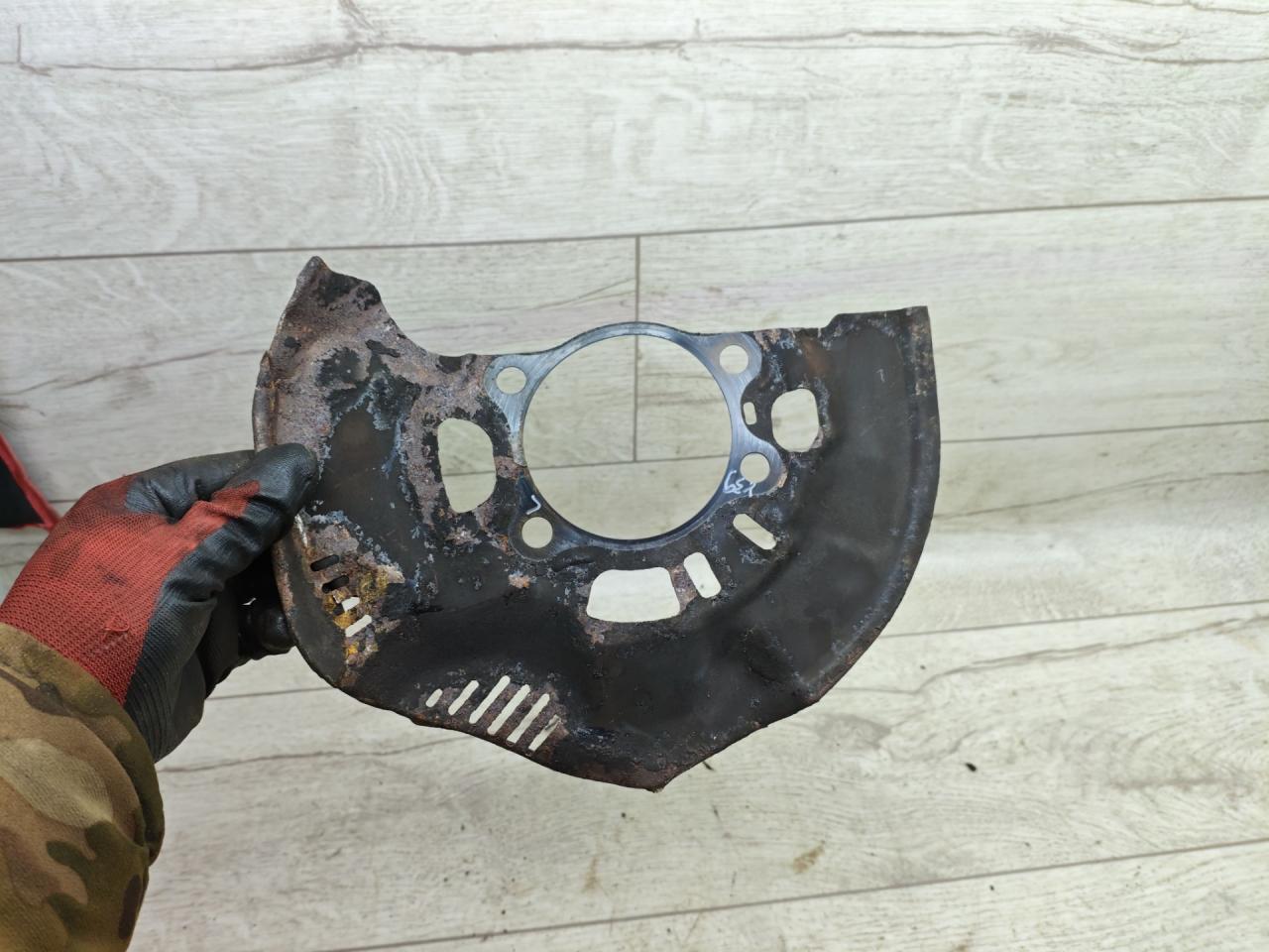 защитный кожух тормозного механизма Toyota Corolla 10 поколение (E140/E150) (2007 - 2010), 1.4 л., 4ZZ-FE, бензин, МКПП, седан - фото №1