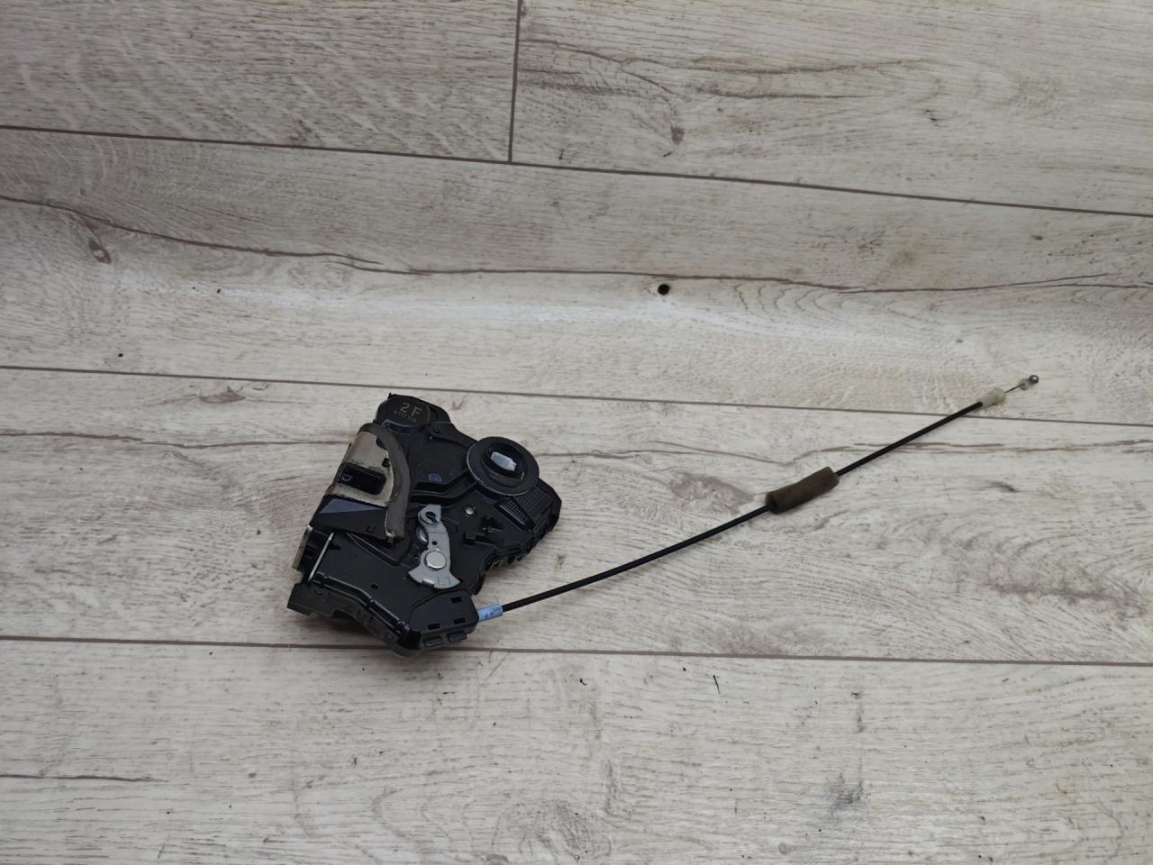 замок двери передней левой Toyota Corolla 10 поколение (E140/E150) (2007 - 2010), 1.4 л., 4ZZ-FE, бензин, МКПП, седан - фото №1