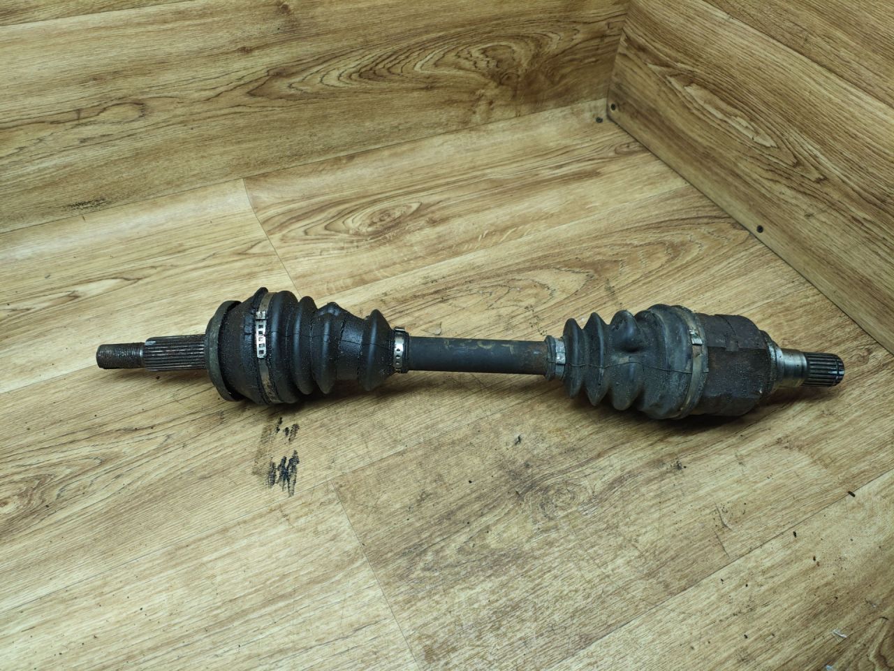 полуось передняя левая (приводной вал, ШРУС) Toyota Avensis 3 поколение (T270) 2010, 2.0 л., 1AD-FTV, дизель, МКПП, седан - фото №1