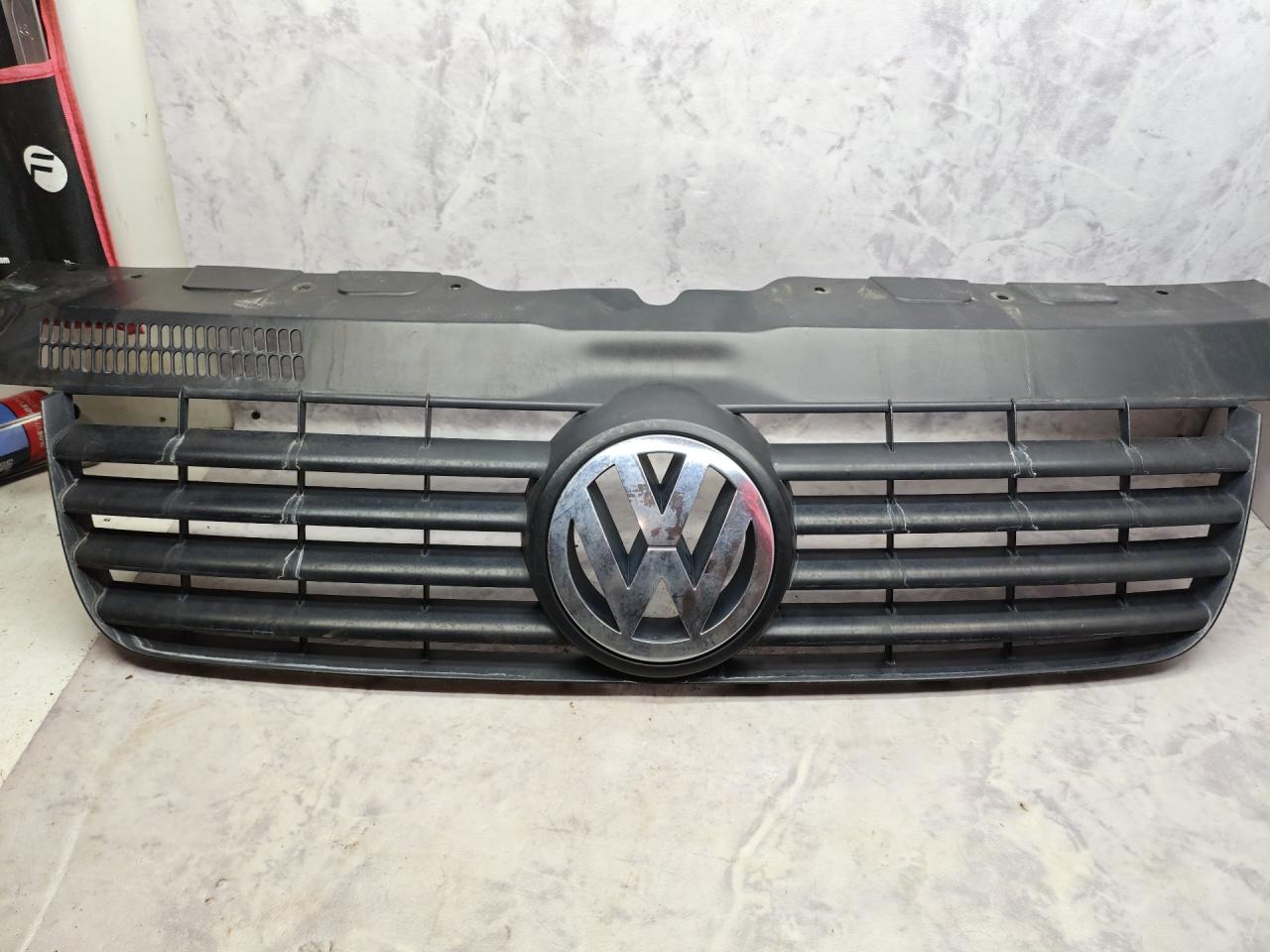 решетка радиатора Volkswagen Transporter T5 2006, 2.5 л., BNZ, дизель, АКПП, микроавтобус, 7H0807101, 7H0807105 - фото №1