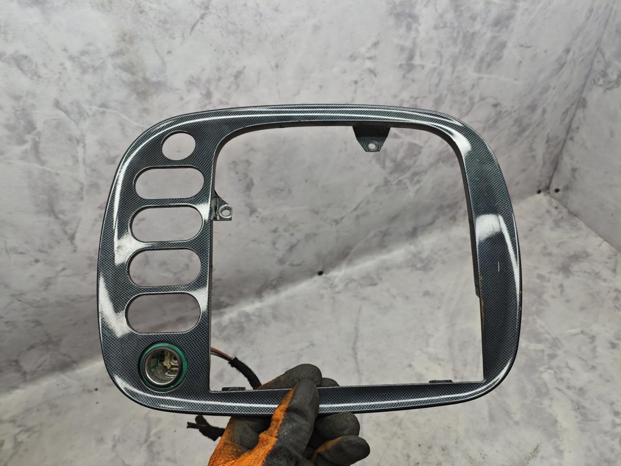 рамка под магнитолу Ford Galaxy 1 поколение 1999, 1.9 л., дизель, МКПП, минивэн, 7M0858105E - фото №1