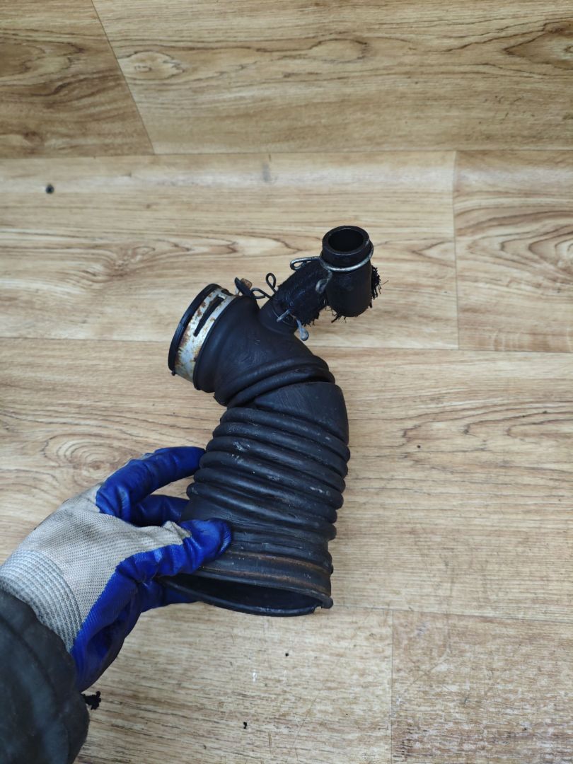 патрубок воздушного фильтра Toyota Avensis 3 поколение (T270) 2010, 2.0 л., 1AD-FTV, дизель, МКПП, седан, 17881-0R020 - фото №1