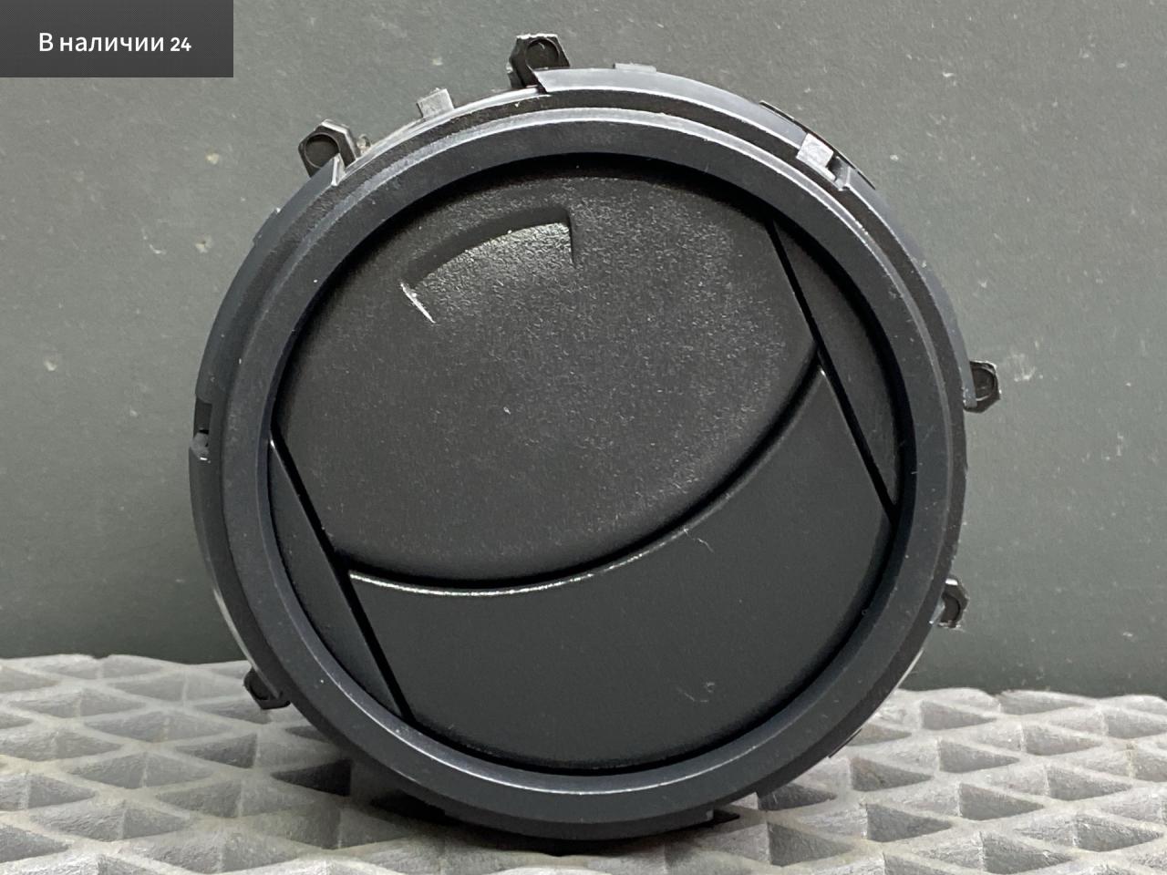 дефлектор обдува салона Toyota Yaris XP9 KSP90 (2005 - 2009), 1.0 л., 1KR-FE, бензин, МКПП, хетчбэк 5 дв., передний привод, 556500D070B0 - фото №1