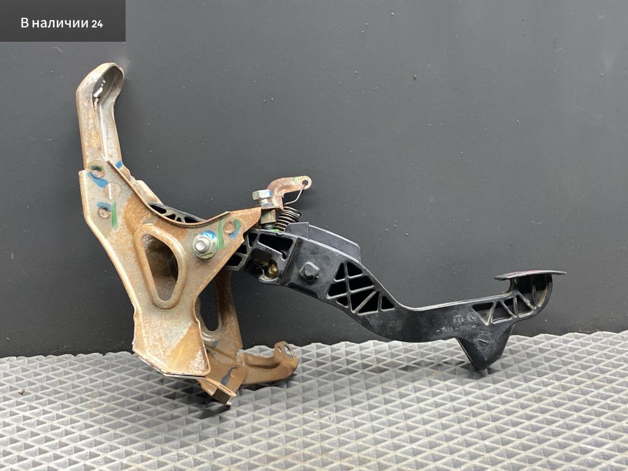 педаль сцепления Toyota Yaris XP9 KSP90 (2005 - 2009), 1.0 л., 1KR-FE, бензин, МКПП, хетчбэк 5 дв., передний привод, 313110D030 - фото №1