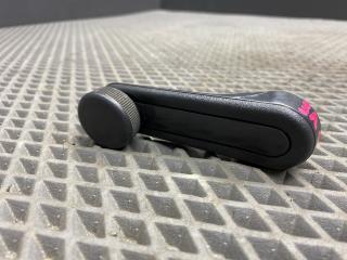 ручка стеклоподъемника задней Toyota Yaris XP9 KSP90 (2005 - 2009), 1.0 л., 1KR-FE, бензин, МКПП, хетчбэк 5 дв., передний привод, 6926002020