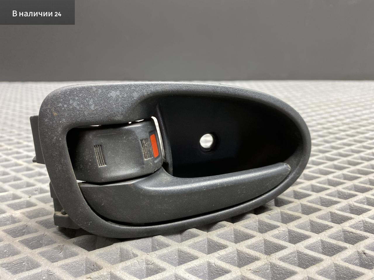 ручка внутренняя передняя левая Toyota Yaris XP9 KSP90 (2005 - 2009), 1.0 л., 1KR-FE, бензин, МКПП, хетчбэк 5 дв., передний привод, 69206-0D100 - фото №1