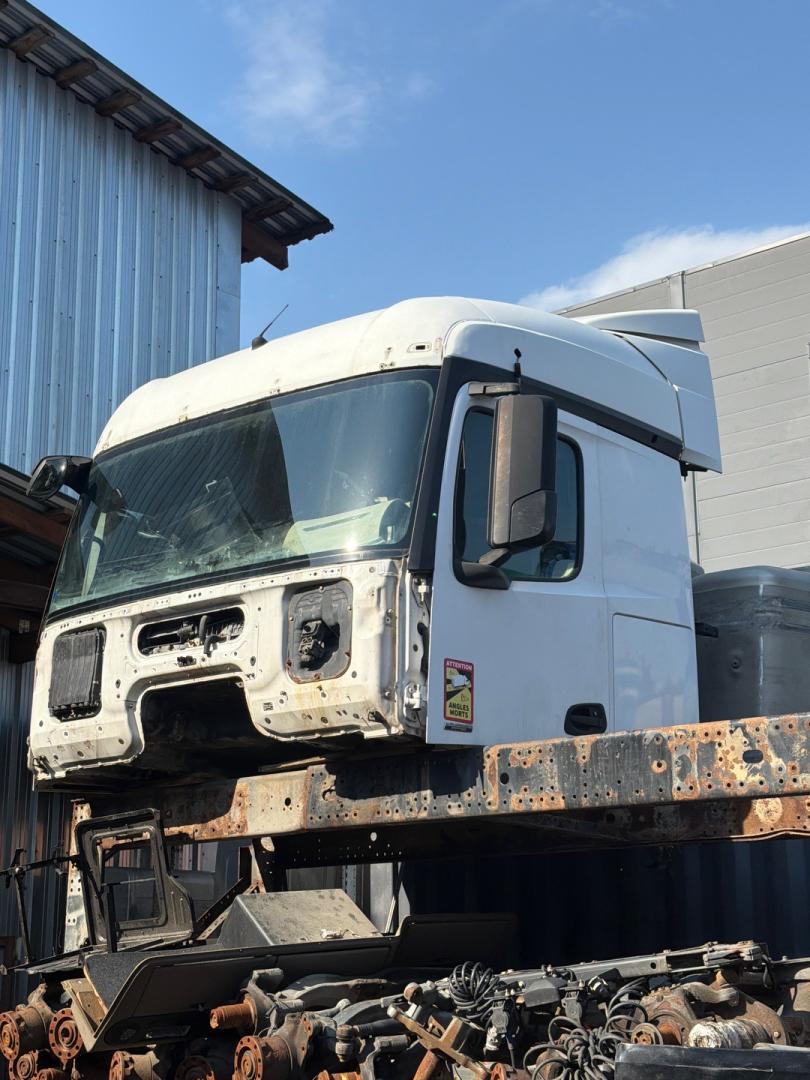 кабина Mercedes-Benz Actros 4 поколение (MP4) 2015, A0006001005, A0006001005 - фото №1